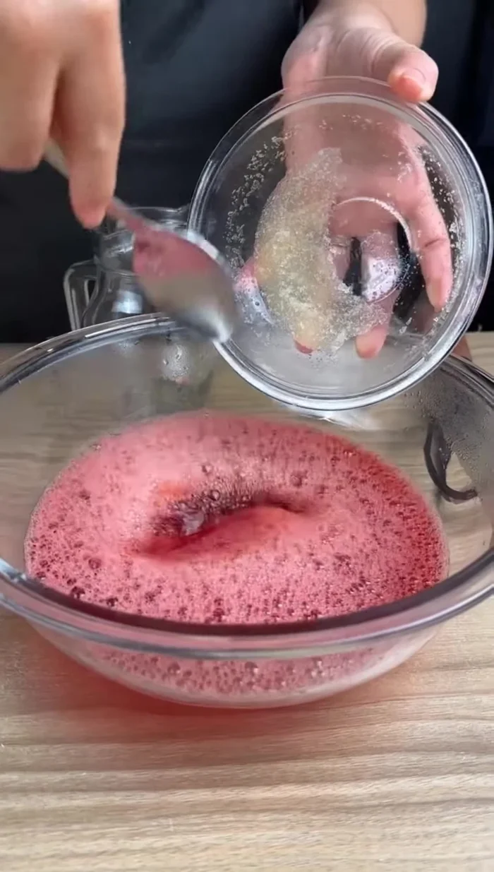 Mélanger la gélatine hydratée sans saveur avec la gélatine à la fraise dissoute.