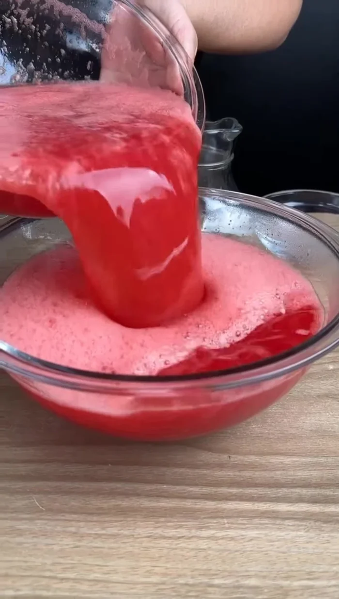 Incorporer petit à petit le jus de pastèque au mélange de gélatine.