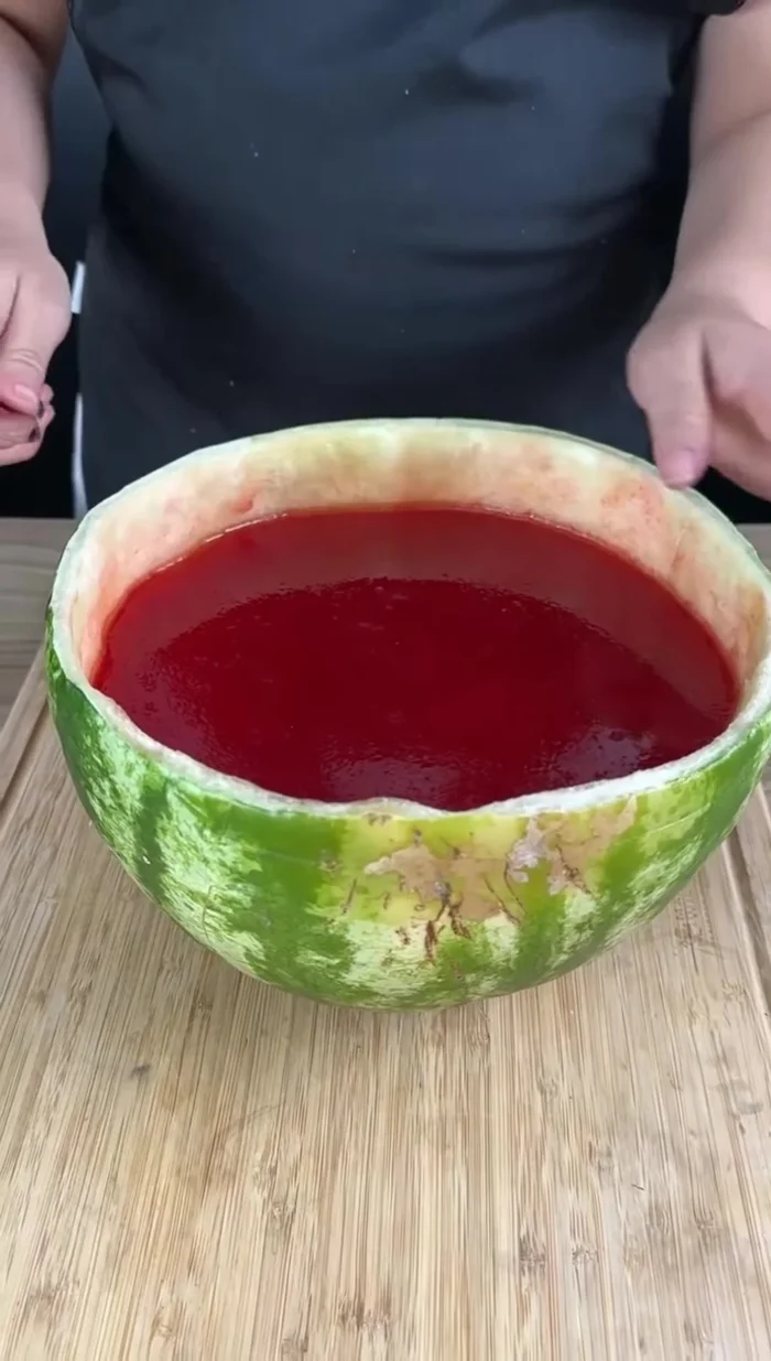 Couper la pastèque gélifiée en portions.