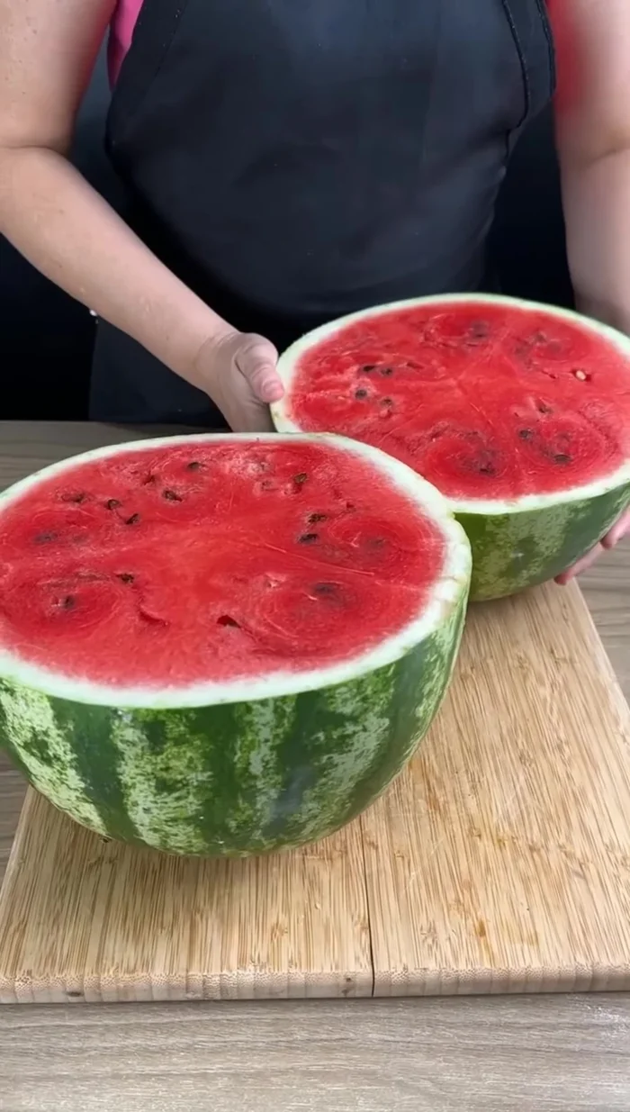 Couper la pastèque en deux. Réserver une moitié.