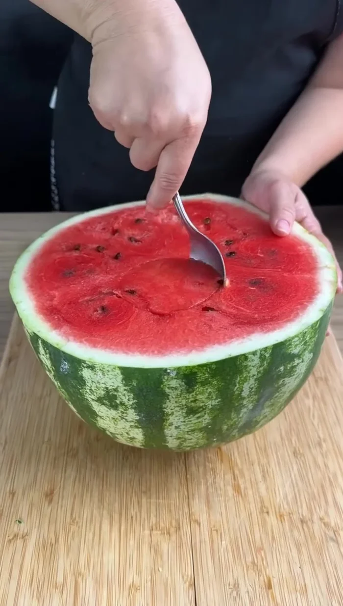 Retirer toute la pulpe de l'autre moitié à l'aide d'une cuillère et la placer dans un grand bol.