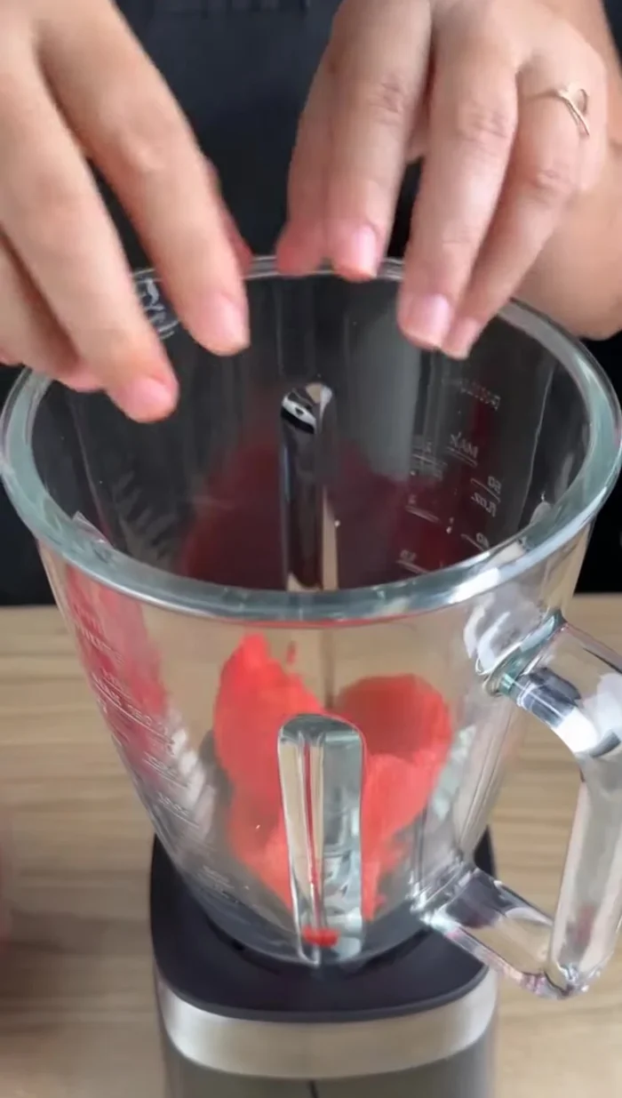 Mixer la pulpe de pastèque jusqu'à obtenir un jus fin (environ 1 minute).