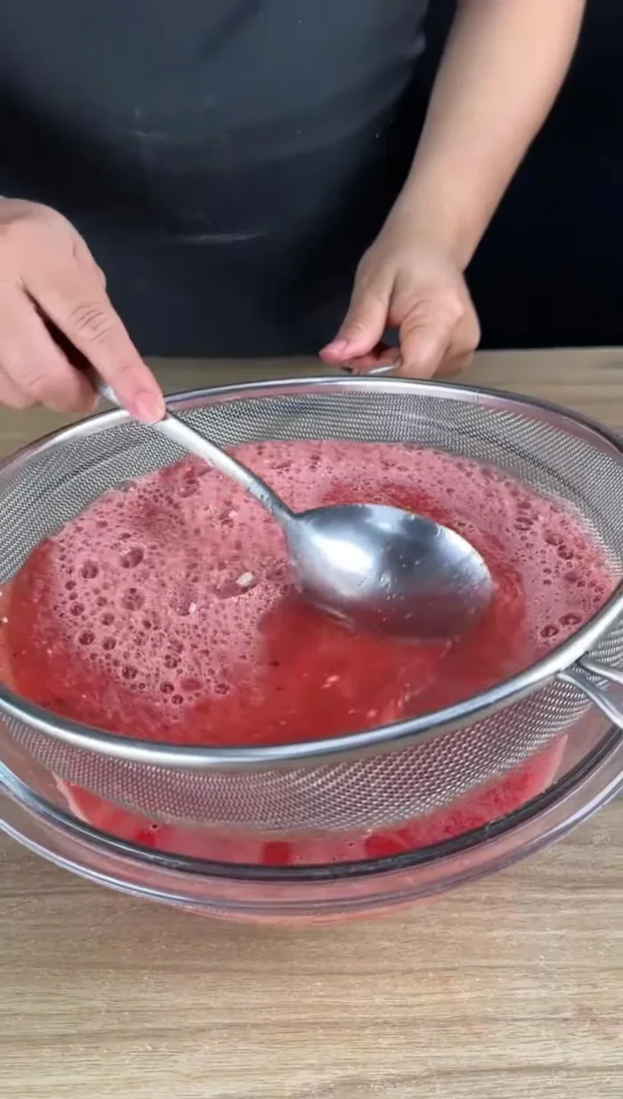 Filtrer le jus de pastèque pour éliminer les pépins et les fibres.
