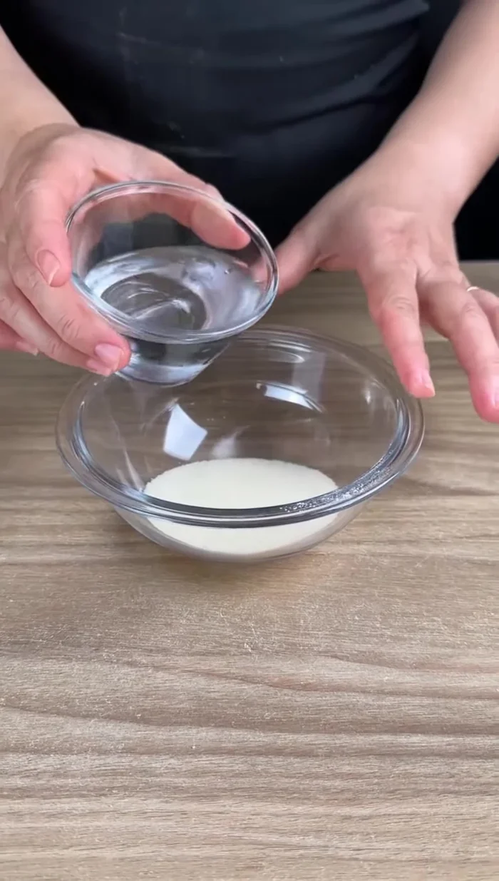 Hydrater la gélatine sans saveur avec 10 cuillères à soupe d'eau froide.
