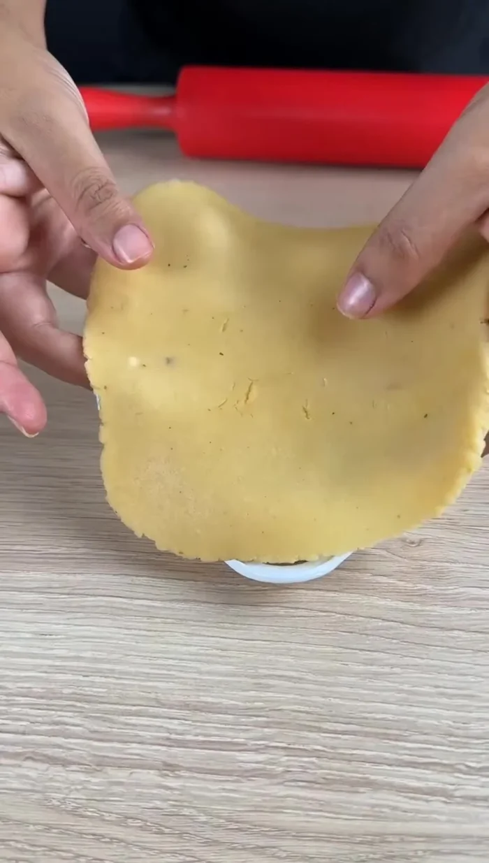 Si vous utilisez un moule, placer la pâte dans le moule.