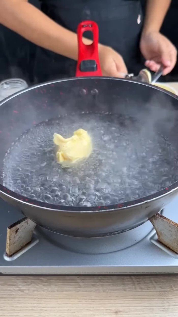 Ajouter 3 cuillères à soupe de beurre à 3 tasses d'eau chaude bouillante et mélanger jusqu'à ce que le beurre soit fondu.