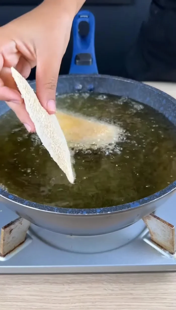 Faire frire les pâtés dans l'huile chaude par groupes de trois pour maintenir une température constante.