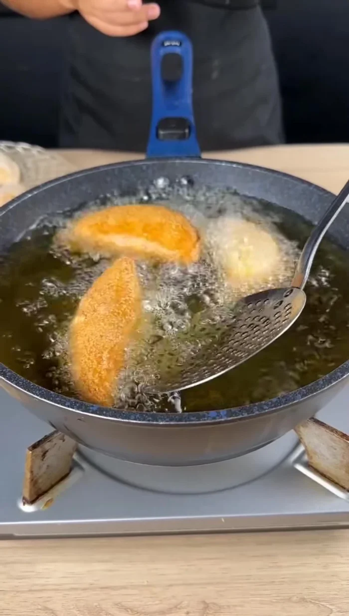 Retourner les pâtés pour qu'ils soient dorés de tous les côtés.