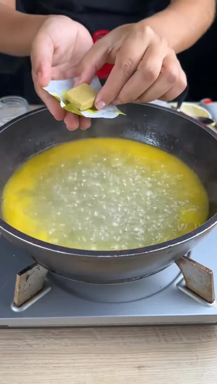 Ajouter un cube de bouillon de viande (poulet), 1 cuillère à café de sel et 1 cuillère à café de colorant alimentaire ou paprika doux. Bien mélanger.