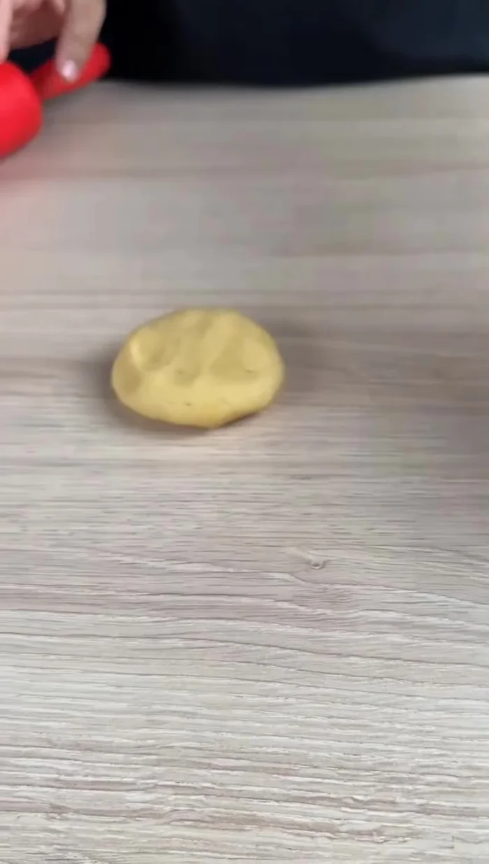Étaler la pâte finement à l'aide d'un rouleau à pâtisserie ou des mains.