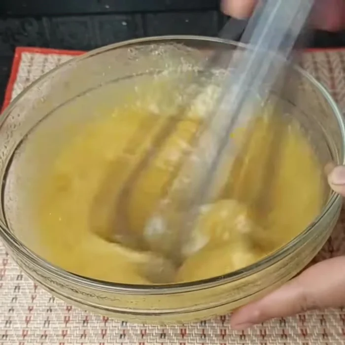 Ajouter le bicarbonate de soude à la confiture. La quantité n'est pas précisée dans l'audio.