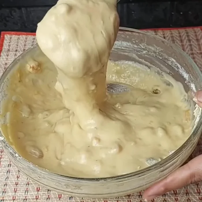 Fouetter la confiture avec le bicarbonate. (L'action de fouetter est mentionnée, mais la durée et la méthode précise ne sont pas indiquées).