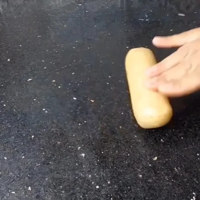 Former les biscuits : Préchauffer le four à une température appropriée. Façonner la pâte en petits biscuits (forme au choix).
