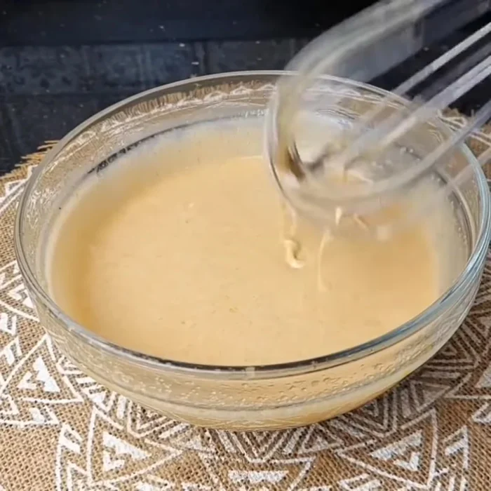 Incorporer les ingrédients humides : Ajouter ensuite le beurre mou et l’œuf. Bien mélanger jusqu'à obtenir une pâte homogène.