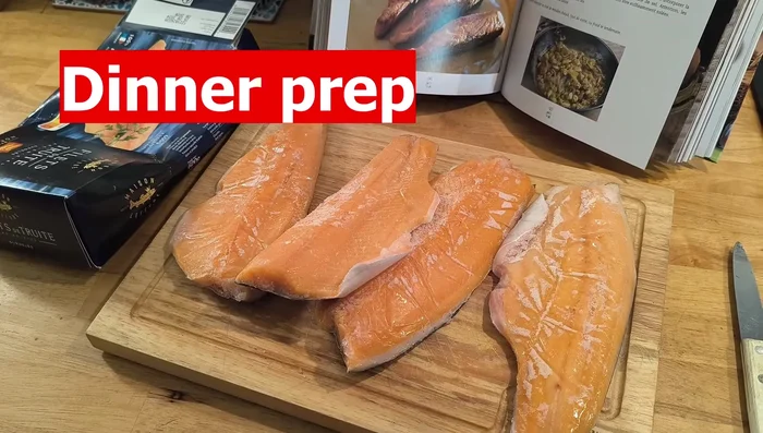 Préparer les ingrédients : Tru, graisse de canard, vin blanc, épices, amandes, figues, raisins, beurre et citron.