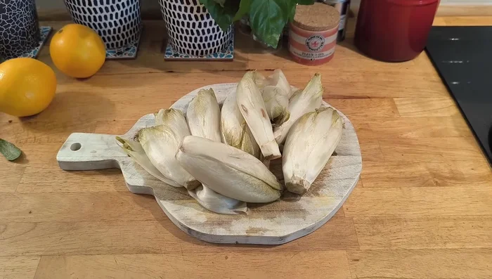 Faire cuire au four avec du fromage, de la crème fraîche épaisse, de la noix de muscade, du mélange d'épices, de la cannelle, du poivre, du sel et de la vanille.