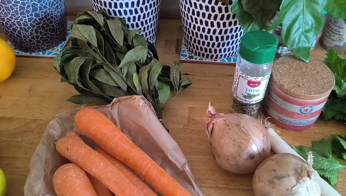 Préparation de la soupe : Couper les carottes, les oignons, le céleri et la viande.