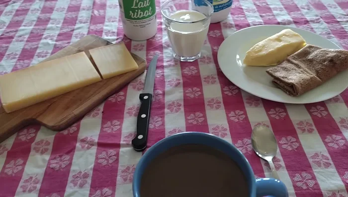 Ajouter les garnitures sur les crêpes et galettes.