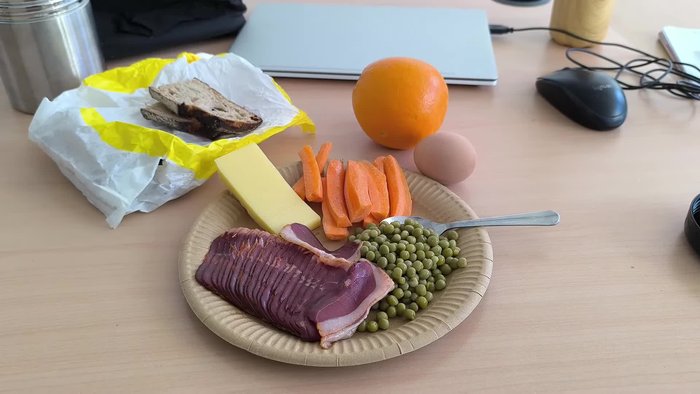 Assembler le gratin : Disposer les légumes dans un plat allant au four. Ajouter le bœuf haché cuit (facultatif).