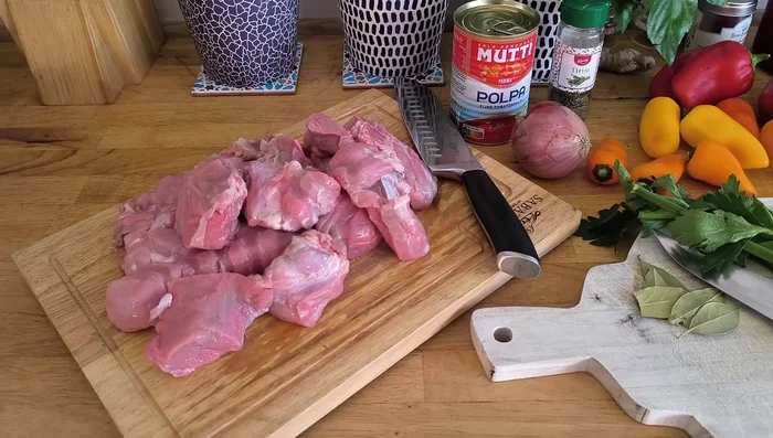 Préparer la viande. Vous pouvez utiliser de l'épaule de veau (appelée "blanquet"), du porc ou du bœuf.