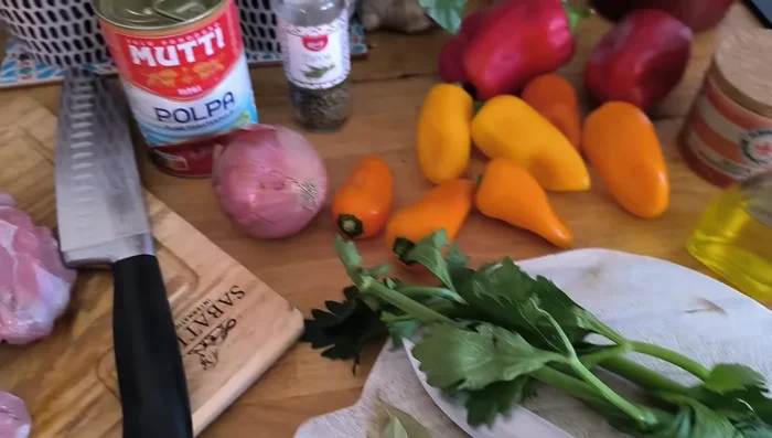 Couper les légumes : céleri, oignon, tomates.