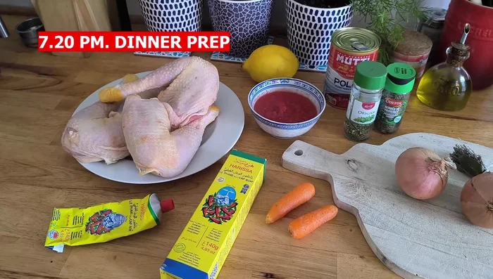 Faire cuire le poulet dans une marmite.