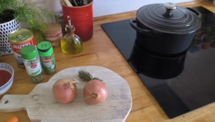 Laisser mijoter jusqu'à ce que le poulet soit tendre.