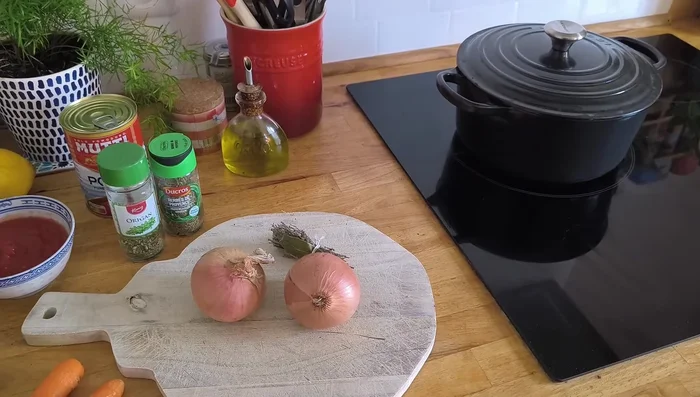 Ajouter la pulpe de tomate, les herbes et le jus de citron.