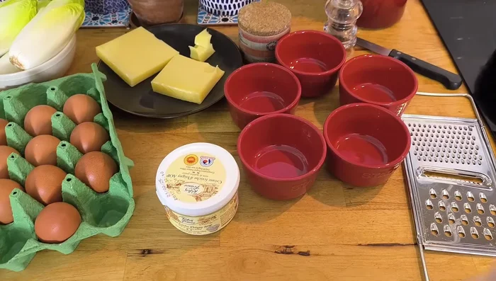 Ajoutez une cuillère à café de crème fraîche par œuf.