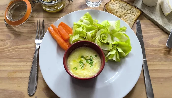 Servez avec du pain grillé pour tremper dans le mélange d'œufs.