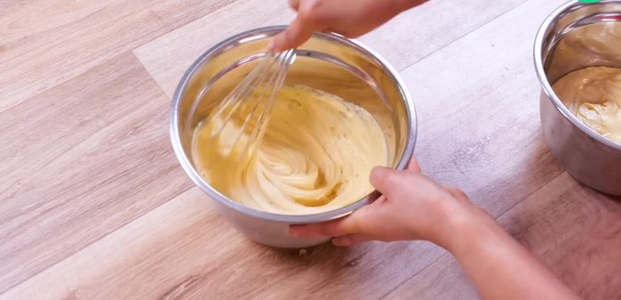 Ajouter la vanille liquide à une moitié et le cacao en poudre à l'autre. Mélanger.