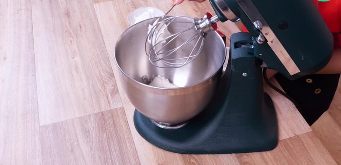 Préparer la crème chantilly au chocolat : Dans le bol du robot, mettre le mascarpone, le sucre glace, le cacao et la crème fraîche. Fouetter jusqu'à obtenir une chantilly ferme.