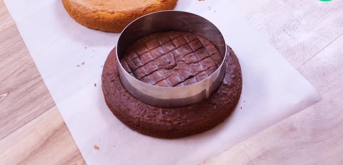 Découper chaque gâteau en trois cercles en utilisant un cercle plus petit ou un grand bol.