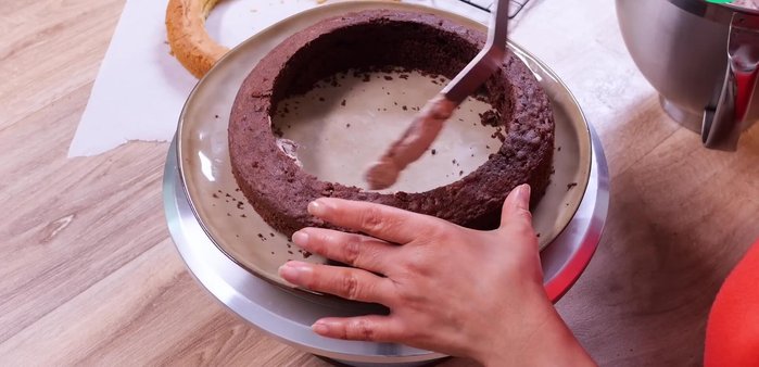 Montage : Déposer le plus grand cercle chocolat sur un plat. Étaler une fine couche de chantilly au chocolat à l'intérieur. Déposer le cercle moyen vanille, badigeonner de chantilly. Terminer avec le petit cercle chocolat.