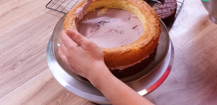 Répéter l'opération avec le deuxième gâteau, en inversant les couleurs.