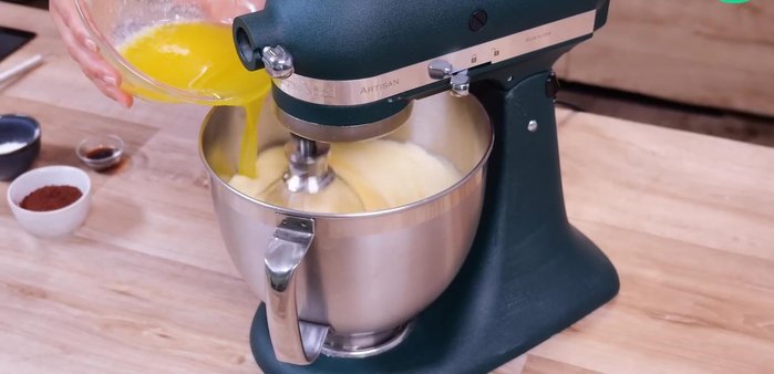 Ajouter le beurre fondu et fouetter.