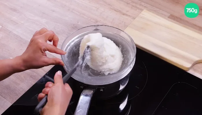 Faire cuire la pâte au bain-marie pendant environ 10 minutes, jusqu'à ce que le sucre fonde et la texture soit crémeuse.
