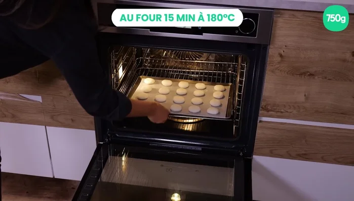 Cuire au four à 180° pendant 15 minutes. Laisser refroidir.