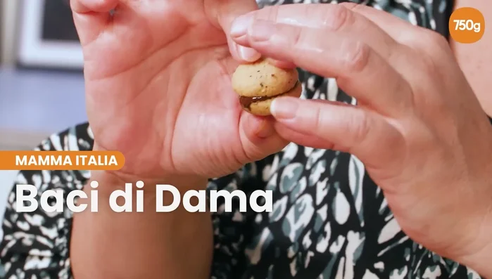 Préparation des Baci di Dama : Préparer une pâte sablée, la laisser reposer 30 minutes au réfrigérateur.