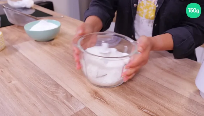Préparation des macarons coco : Mixer finement la noix de coco. Mélanger avec le sucre glace.