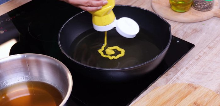 Faites des motifs en spirale dans l'huile de friture chaude.