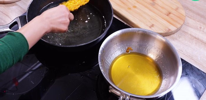 Égouttez et déposez les zlabias sur une assiette.