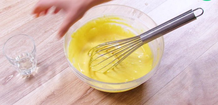 Ajoutez l’eau de fleur d'oranger et fouettez jusqu'à obtenir une pâte homogène (comme une pâte à crêpe).