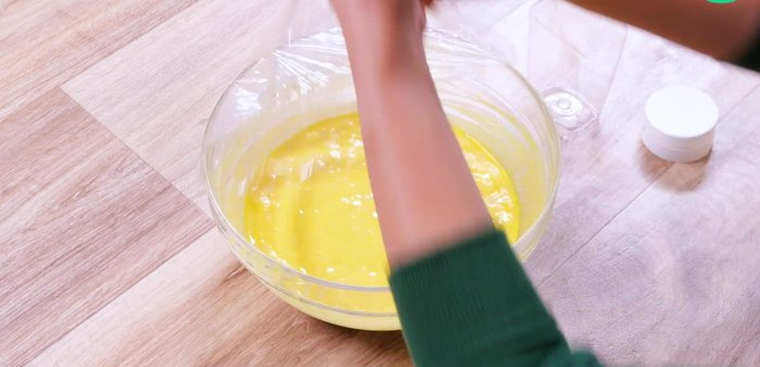 Après le repos, mélangez légèrement la pâte à la cuillère.