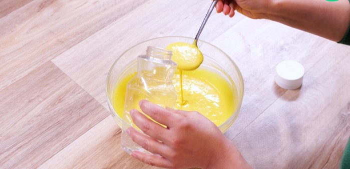 Versez la pâte dans une bouteille vide (de ketchup ou mayonnaise) lavée et séchée.