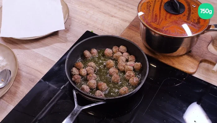 Cuire les boulettes: Faire dorer les boulettes dans une poêle avec de l'huile d'olive. Réserver.