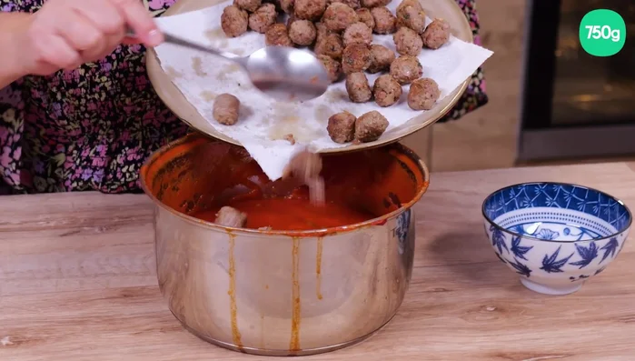 Ajouter la moitié des boulettes à la sauce tomate.