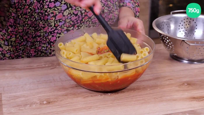 Précuire les pâtes al dente. Les ajouter à la sauce et laisser refroidir.