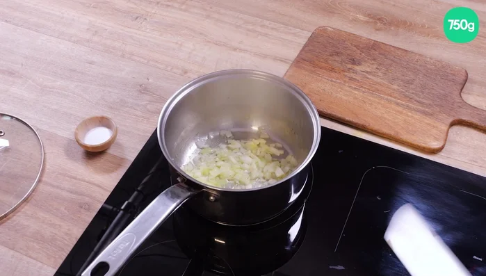 Préparation du Sugo (sauce tomate): Faire rissoler les oignons dans l'huile d'olive. Ajouter la passata de tomate et cuire à couvert pendant 10 minutes. Ajouter les petits pois en fin de cuisson.