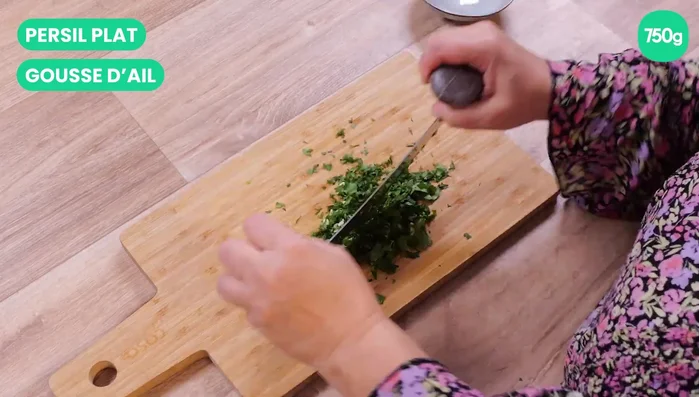 Préparation des boulettes de viande: Mélanger la viande hachée, le pain rassis réhydraté et pressé, le persil haché, l'ail haché, la mortadelle coupée en petits morceaux, le parmesan râpé, le sel, le poivre et l'œuf. Former des petites boulettes.
